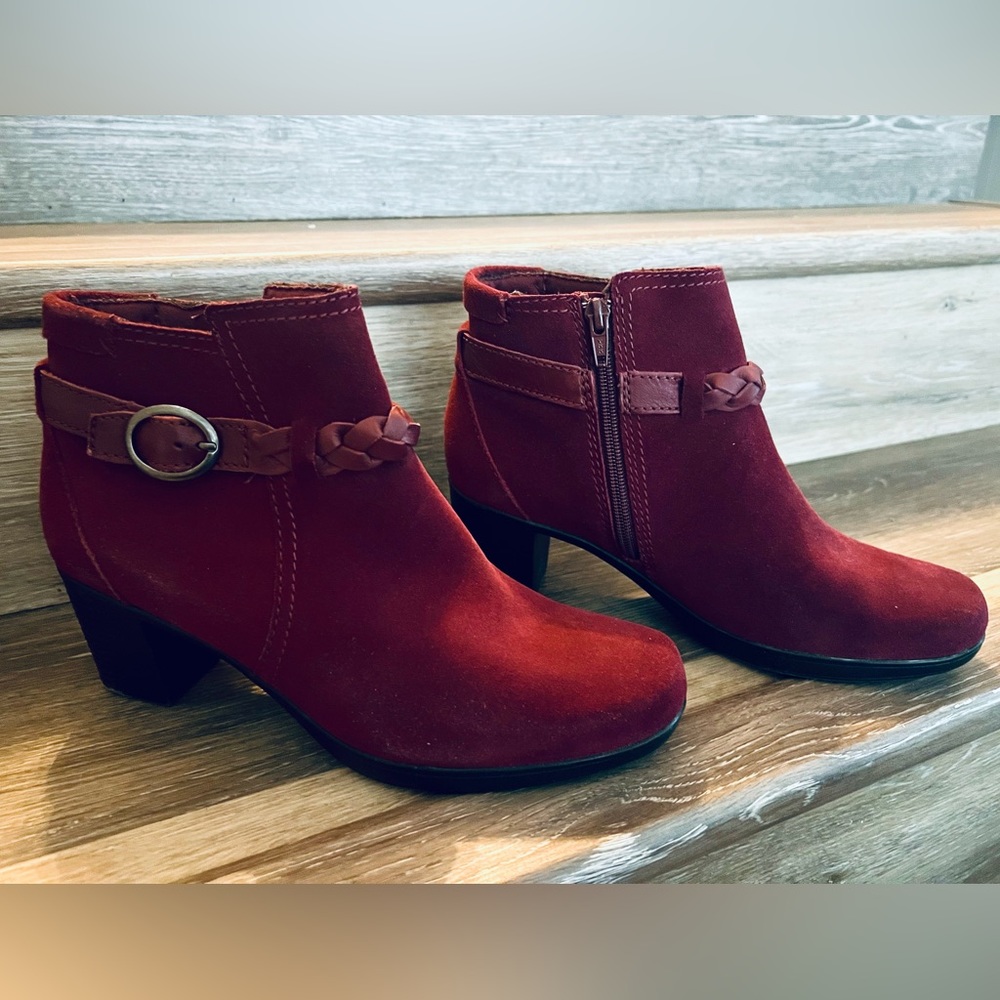 NWOT Clarks Maroon Booties